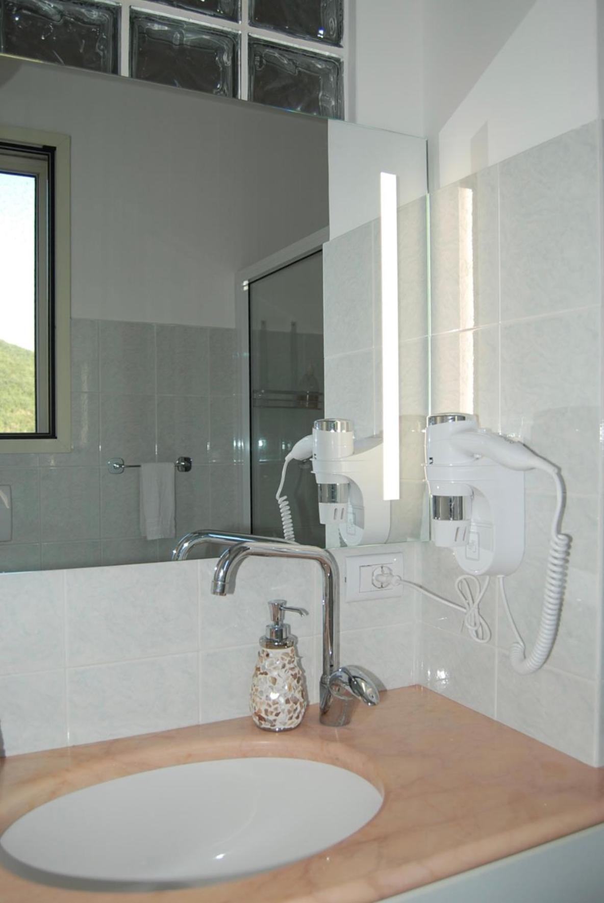 Mini Red Hub - Design Apartment Sant'Agapito Esterno foto